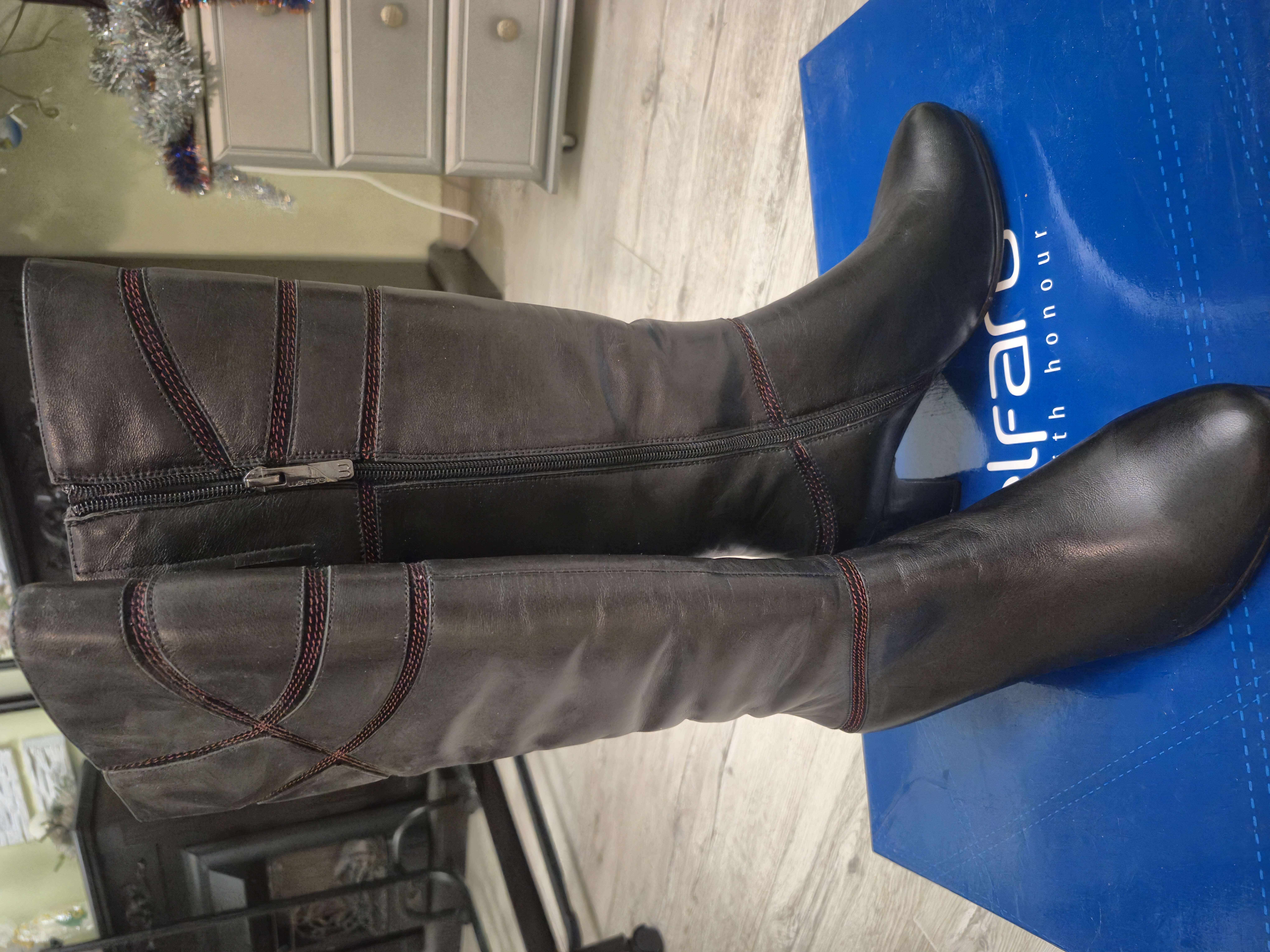 Нові шкіряні сапоги з хутром