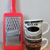 В лоті якісний посуд: 2 великих чашки+ тірка. Із Америки.