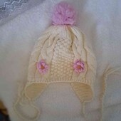 Шапка в'язана на дівчинку 3-4 років.