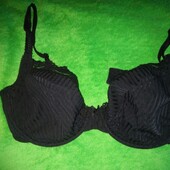 Красивый фирменный бюстик на пышную грудь , маленький объем.