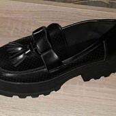 Зручненькі лофери в чорному кольорі