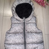 У новому стані жилет на 6-12місяців.