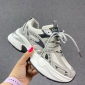 Розпродаж. Кросівки жіночі