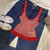 Красивий вʼязаний топ у смужку червоно-білу