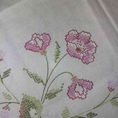 Вишита скатертина Маки