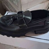 Зручненькі лофери в чорному кольорі