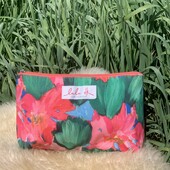 Нова ексклюзивна вмістка косметичка Clinique lulu DK з квітковим принтом Висота 17см.Довжина 25 см.