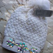 Красивая белая нарядная шапка