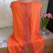 В ідеалі яскрава ,по спинці подовжена блуза НОГ 56см.