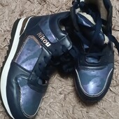 Високі зимові кросівки