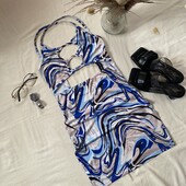 Красива приталена сукня з вирізами