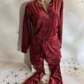 Комбинезон из стрейч велюра, на воротнике по шву отпоролась немножко нитка