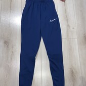 В ідеальному стані.Футбольні штани на зріст 164см.