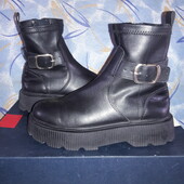 Ботинки.р.р.35.стелька 22 см.в хорошем состоянии.Оригинал!