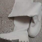 Високі чоботи на тракторній підошві