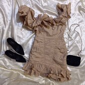 Розкішна сукня у кольорі беж з воланами