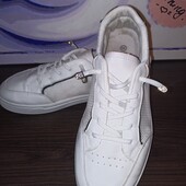 Кросівки жіночі