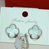 Шикарные серьги в стиле Van Cleef с белым перламутром.Мед.сплав (сталь), родий.