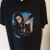 футболка із зображенням британської співачки Charli XCX