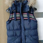 New look брендовая теплая стёганая жилетка с капюшоном размер XS евро 36