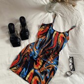 Стильна міні-сукня на бретелях