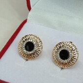 Шикарные серьги с греческим орнаментом, фианитами и эмалью. Позолота 585 пробы 18К.