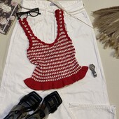 Красивий вʼязаний топ у смужку червоно-білу