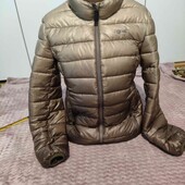 жіноча куртка в гарному стані тепла