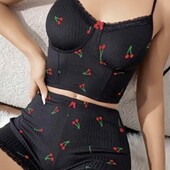 Жіночій топ з вишнями на тонких бретелях