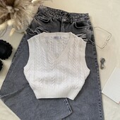 Красивий жилет у молочному кольорі