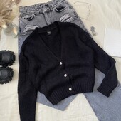 Розкішний кардиган з акцентними гудзиками у чорному кольорі