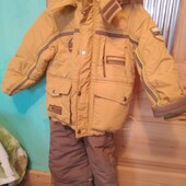Куртка й штани на липучках регулюються на хлопчика