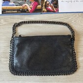 Маленькая черная кожаная сумка